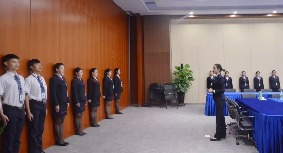 廣電城市服務城市規(guī)劃展覽物業(yè)服務中心開展服務禮儀培訓