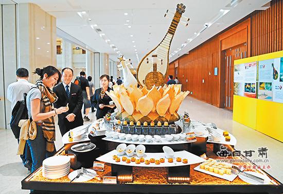 敦煌國際會展中心服務(wù)人員進(jìn)行會議服務(wù)實(shí)操演練